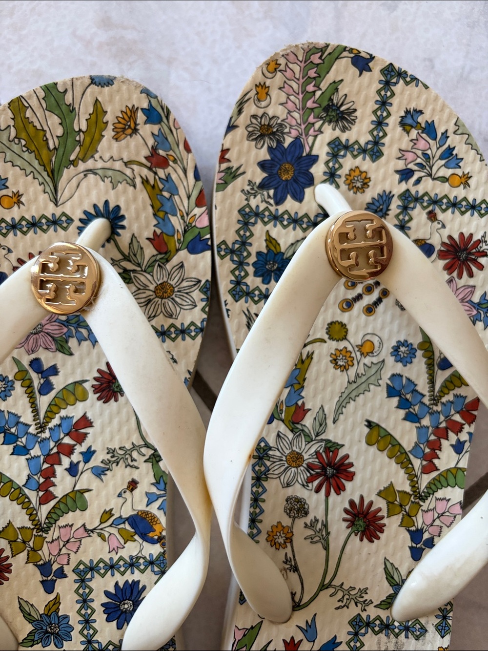 Tory Burch Cream Floral-Print Flip Flops with Gold Logo - Picture 2 of 5